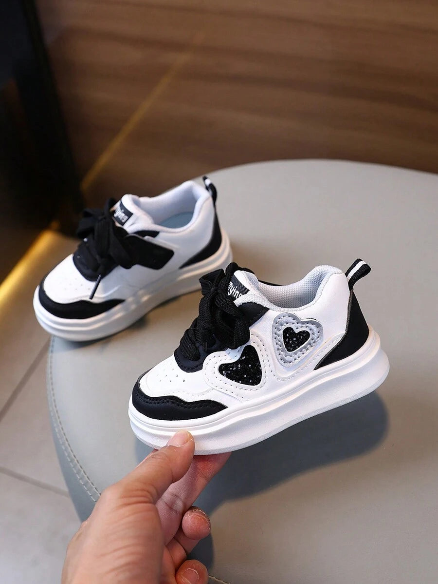 1 Pair Kids Heart Pattern Casual Soft Bottom Anti-Slip Lace-Up Outdoor Sports Shoes, Suitable For Toddlers All Season